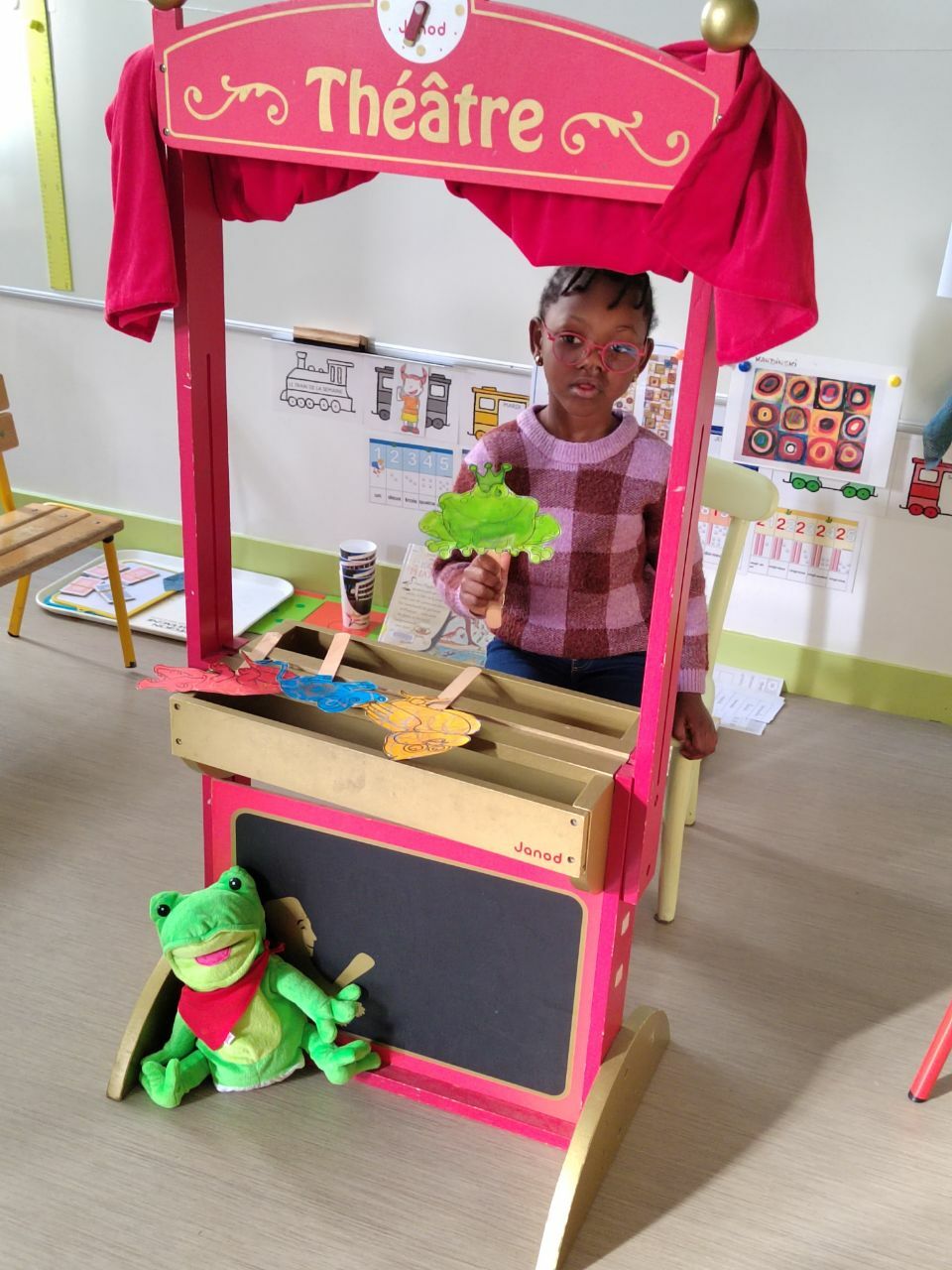 Les MS préparent un spectacle de marionnettes pour leurs copains.